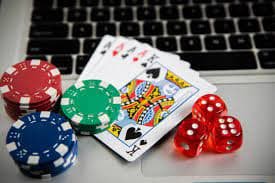 Layar live blackjack di cucubet menampilkan dealer profesional dan meja permainan interaktif